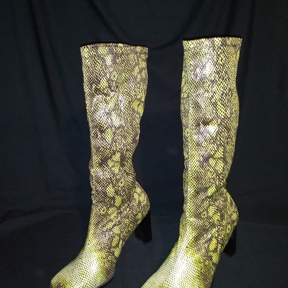 Coat, - Picture 5 of 8